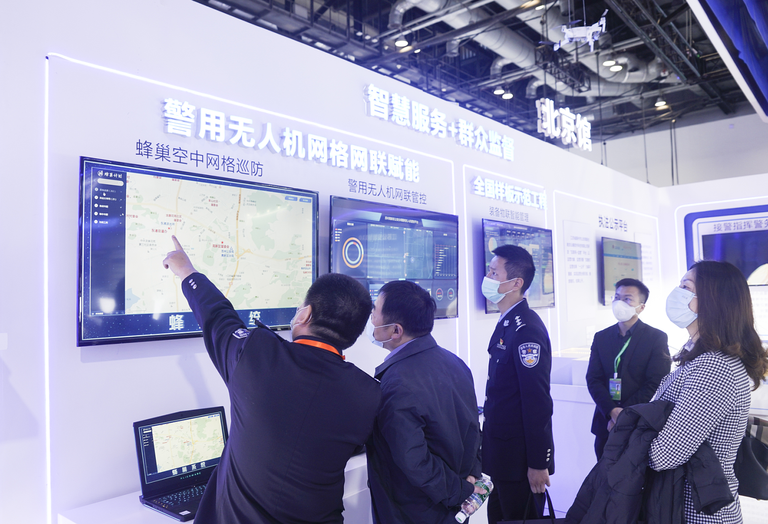 11月23-28日  北京國(guó)際會(huì)議中心   國(guó)家領(lǐng)導(dǎo)人參觀(guān)光之翼產(chǎn)品3.png